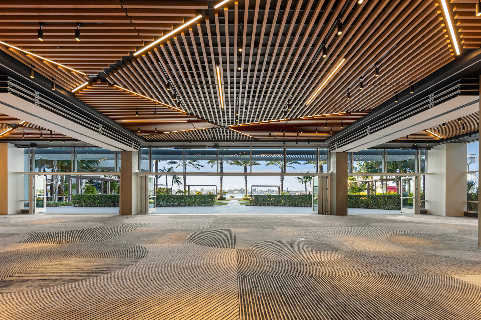 HILTON ヒルトン 18K コンビ ダイヤモンド 客室＆スイート | ヒルトン・ハワイアン・ビレッジ